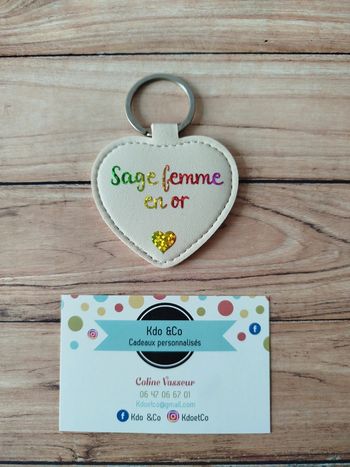 Porte-clé similicuir coeur sage femme en or
