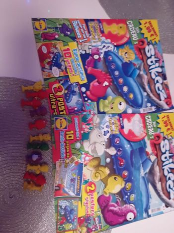 2 albums Stikees et 11 figurines