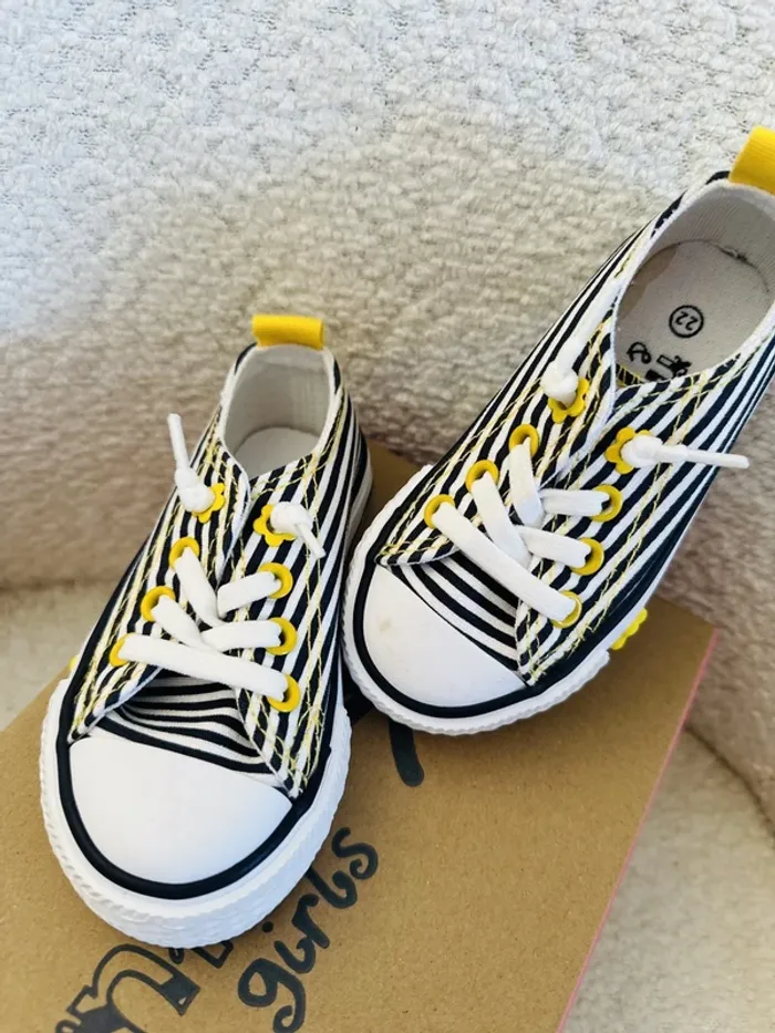 Chaussures jolis détails 22 NEUVES - photo numéro 2