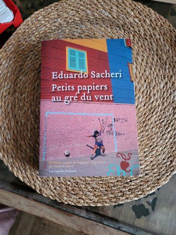 Petits papiers au gré du vent.