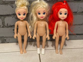 Lot de trois poupées de 20 cm