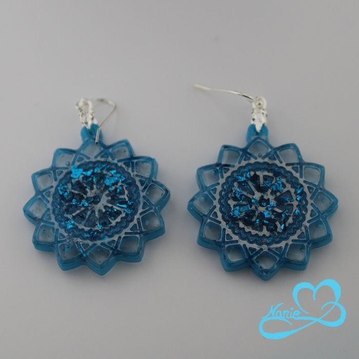 Boucles d'oreilles en résine bleues 💮 - photo numéro 3