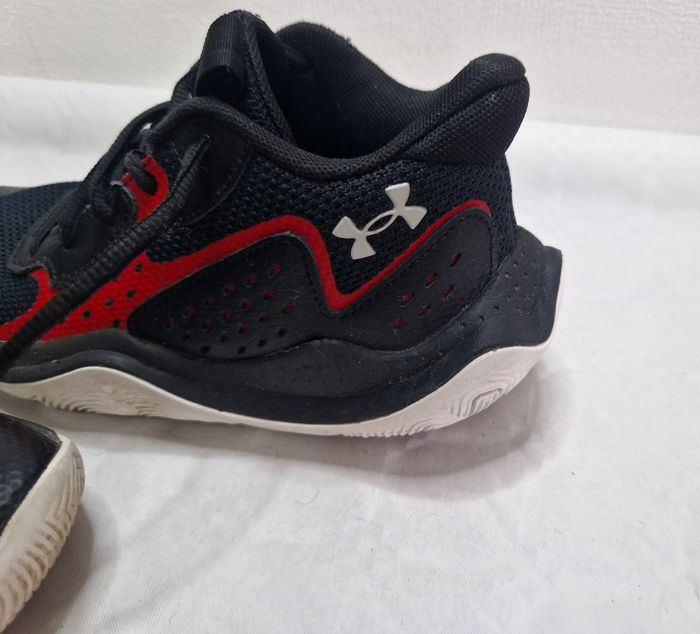 Basket , garçon  , Under armour  , taille 36.5 - photo numéro 3