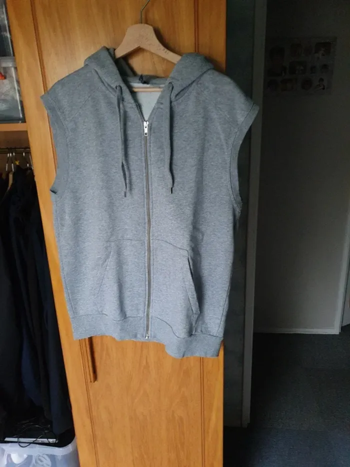 Gilet gris sans manches avec capuche