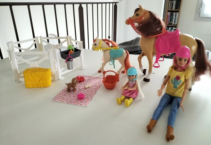 Poupée Barbie avec sa fille et ses chevaux