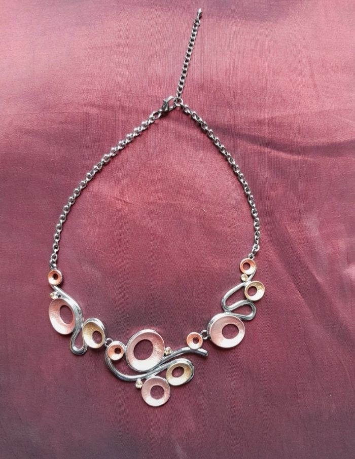 Collier rose jamais porter