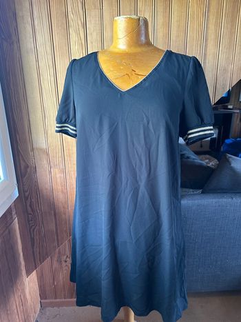 Robe noire liseré doré