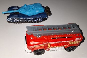 Lot de 2 petits voitures : un char + un camion de pompier