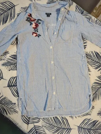 Chemise longue rayée brodée