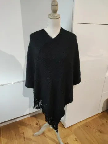 Poncho noir avec petits sequins (discrets) - excellent état