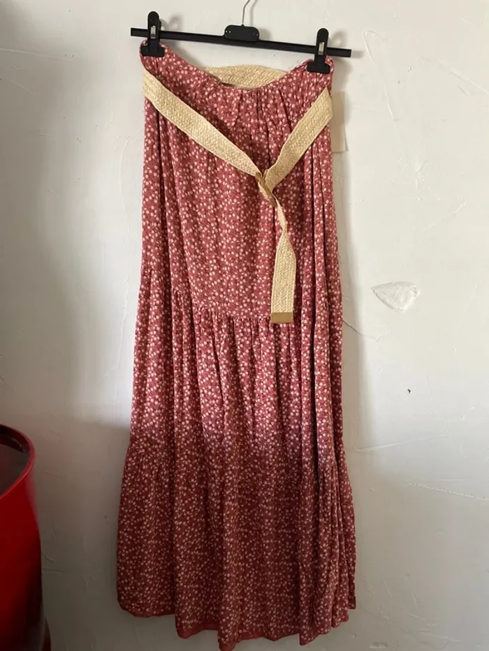 Jupe rouge, corail à fleurs blanche 809