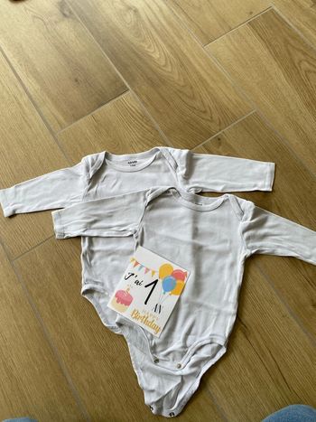 Lot 2 body blanc kiabi 12 mois