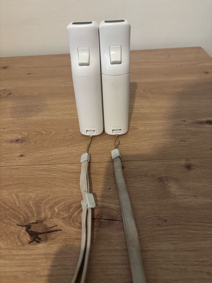 Lot 2 manettes Nintendo Wii - photo numéro 2