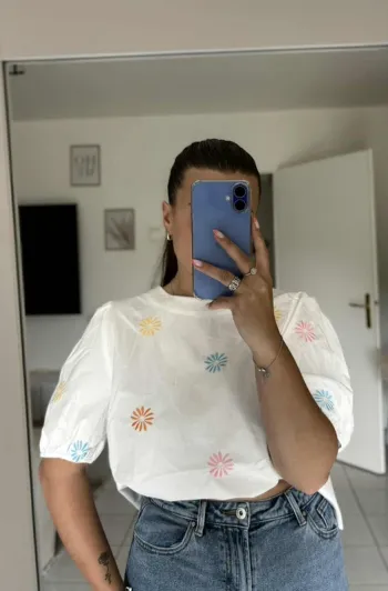 Blouse blanche à fleurs