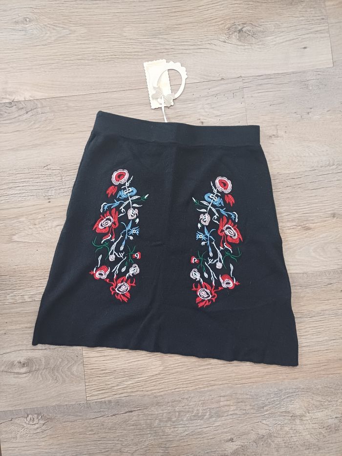 Jupe noir en laine motif fleur neuve - photo numéro 3