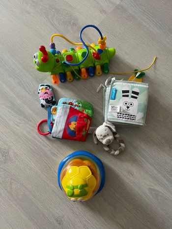 Lot de plusieurs jouet pour bébé