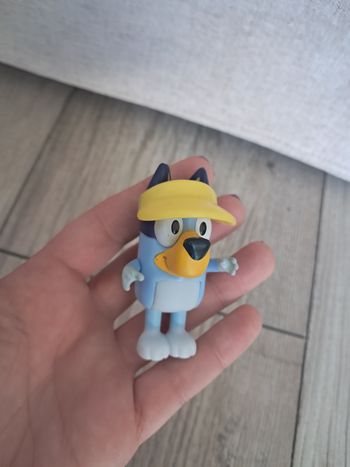 Figurine bluey avec une casquette 