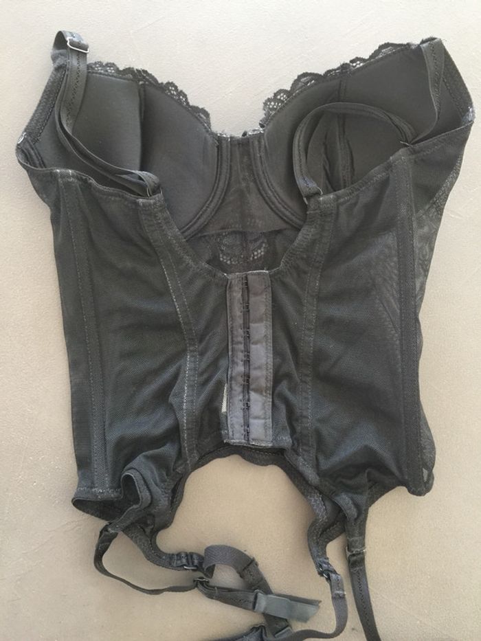 Soutien gorge porte jarretelles - photo numéro 2