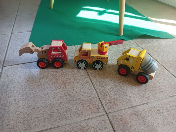 Lot de 3 véhicules en bois
