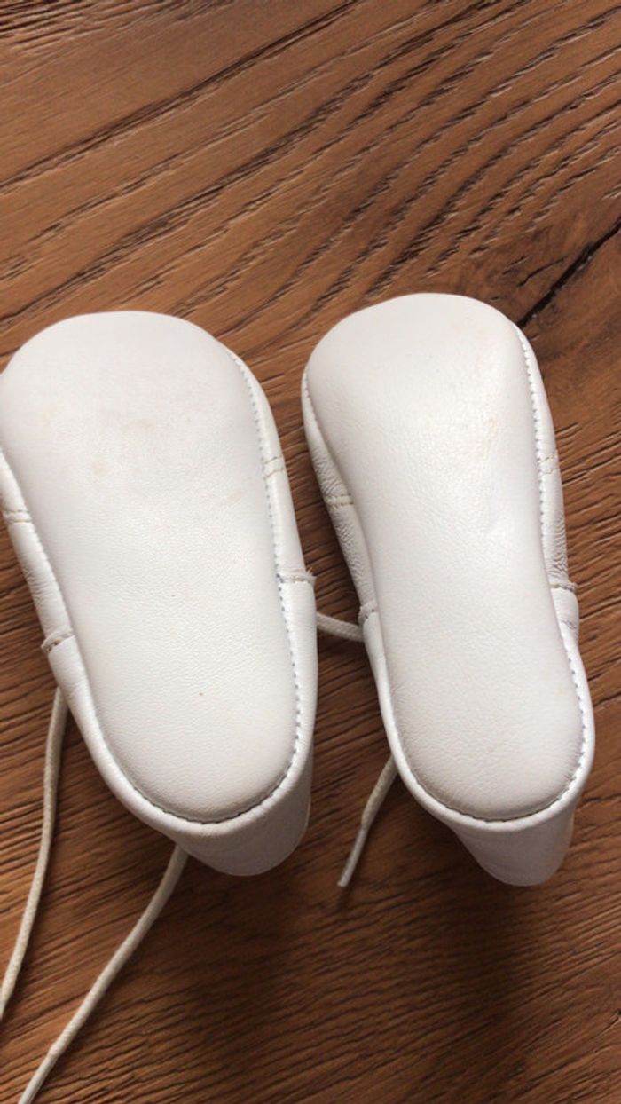 Petit chausson blanc - photo numéro 4