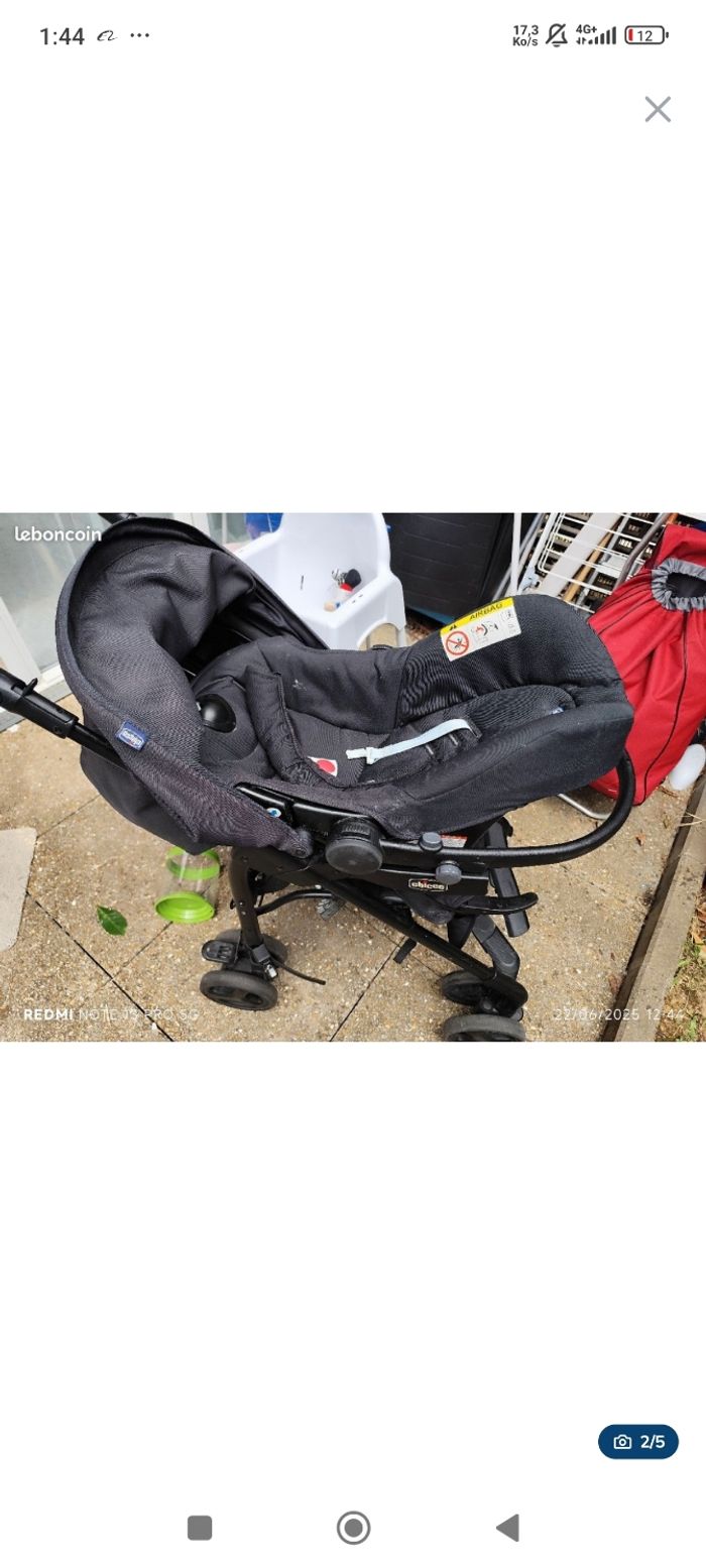 Poussette + cosy, en bon état de marche mais la pose pieds est cassé mais ça ne dérange au fonctionnement. Marque chicco