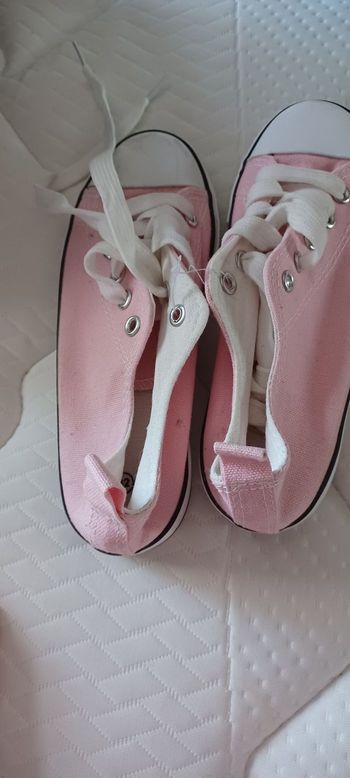 Très belles paires de baskets fille Pointure 32 lisez bien l'annonce surtout 