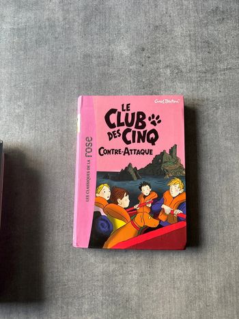 Livre les classiques de la rose, le club des cinq contre-attaque