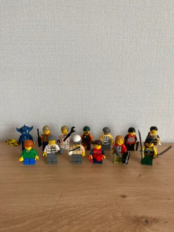 Lot de 13 figurines lego