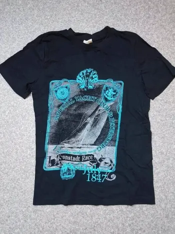 T-shirt taille L mais taille petit 
Très bon état