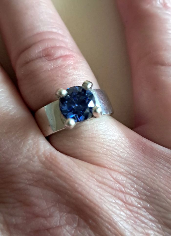 Bague argent et pierre bleu profond