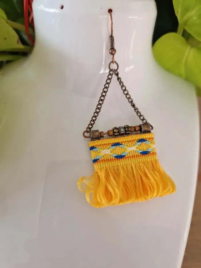 Boucles d'oreilles fantaisies couleur bronze et fils jaunes - photo numéro 3