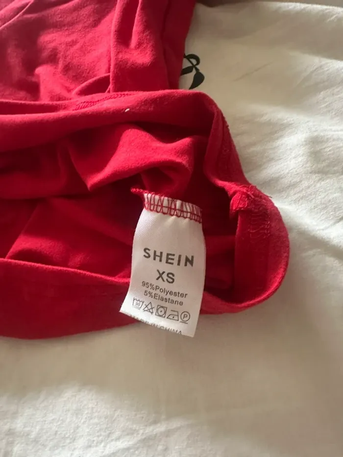 tee shirt col V rouge - photo numéro 2