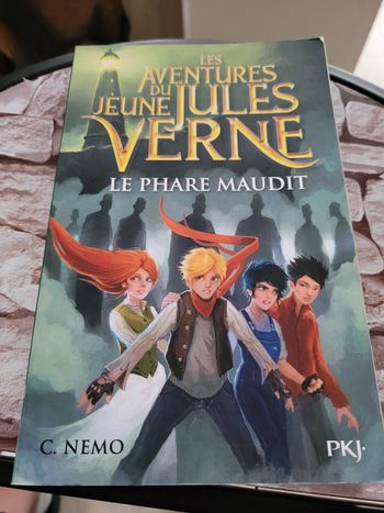 livre les aventures de Jules vernes le phare maudit  (5e)