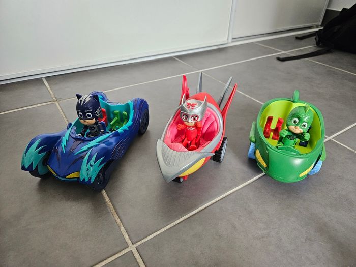 Lot de 3 véhicules et figurines pyjamasques PJ MASK, très très propres