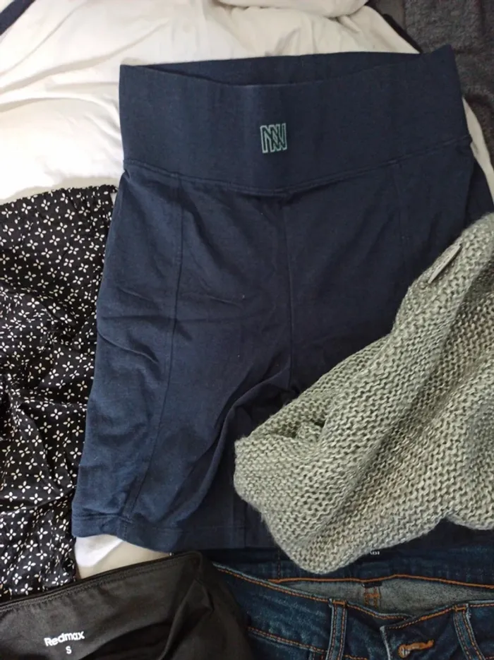Lot de 9 vêtements femme taille S (lot 6) - photo numéro 2
