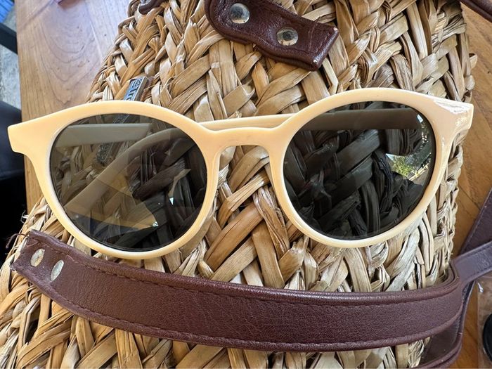 Paire de lunettes de soleil neuves - photo numéro 2
