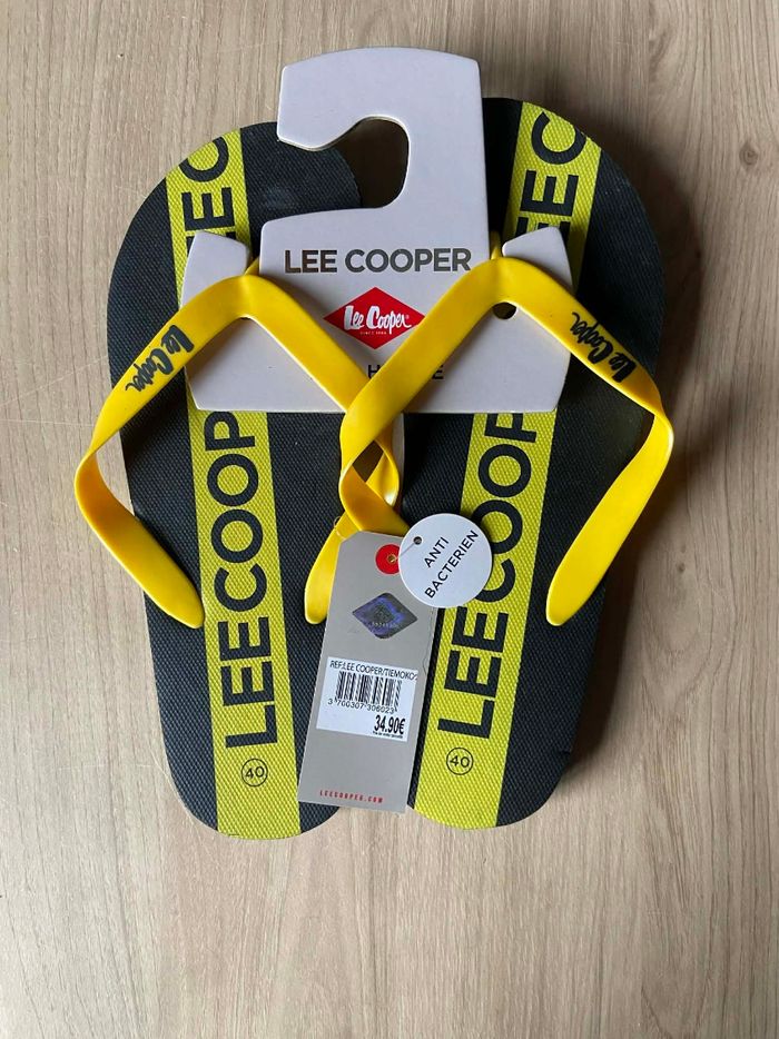 Tong Lee Cooper taille 40 noir et jaune
Neuf