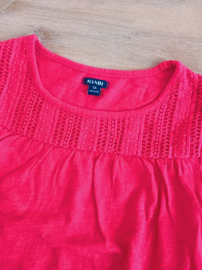 T-shirt rouge à dentelle KIABI – 5 ans - photo numéro 2