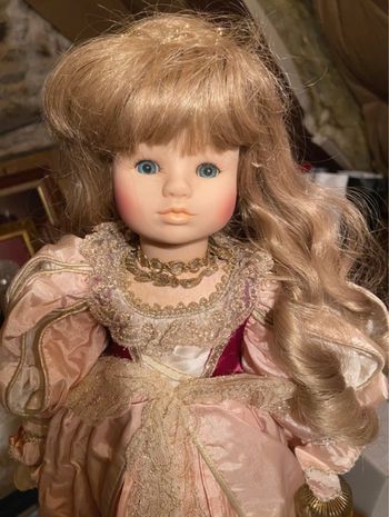 Poupée de collection en porcelaine Guenièvre de Mundia