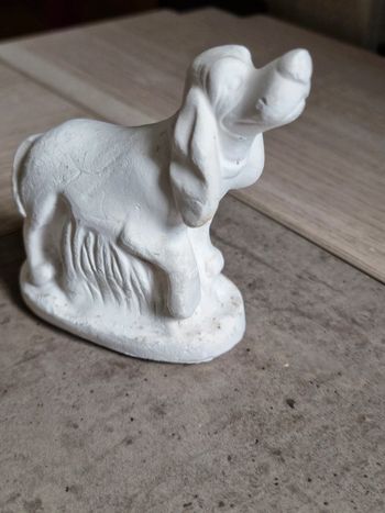Plâtre à peindre chien avec son os