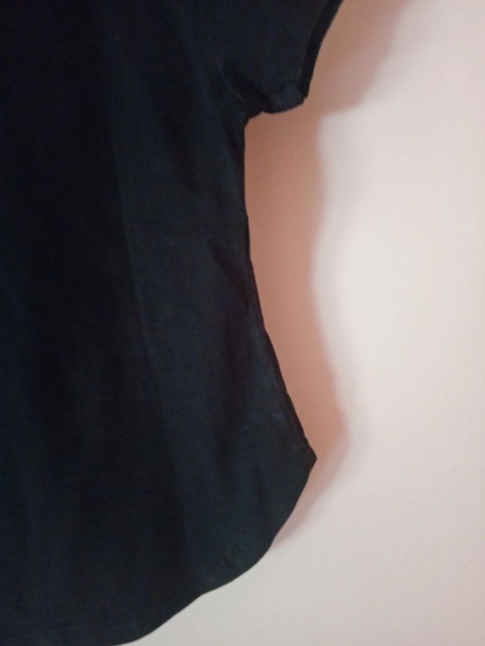 Joli Tee-shirt noir. Taille 9 ans - photo numéro 13
