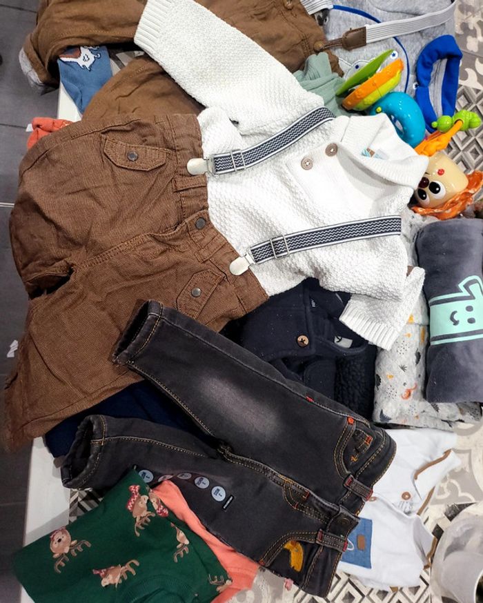 Ensemble obaibi à bretelles 6 mois , pantalon H&M 12 mois et Jean orchestra 3 mois et 28 cadeaux - photo numéro 14