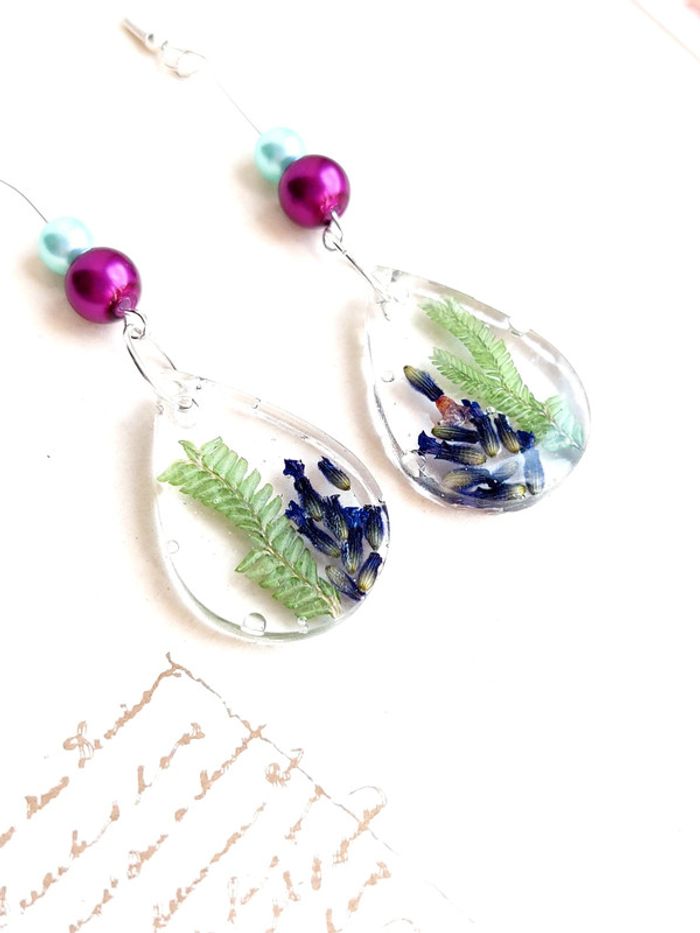 Magnifique paire de boucles d'oreilles pendantes en résine - photo numéro 3