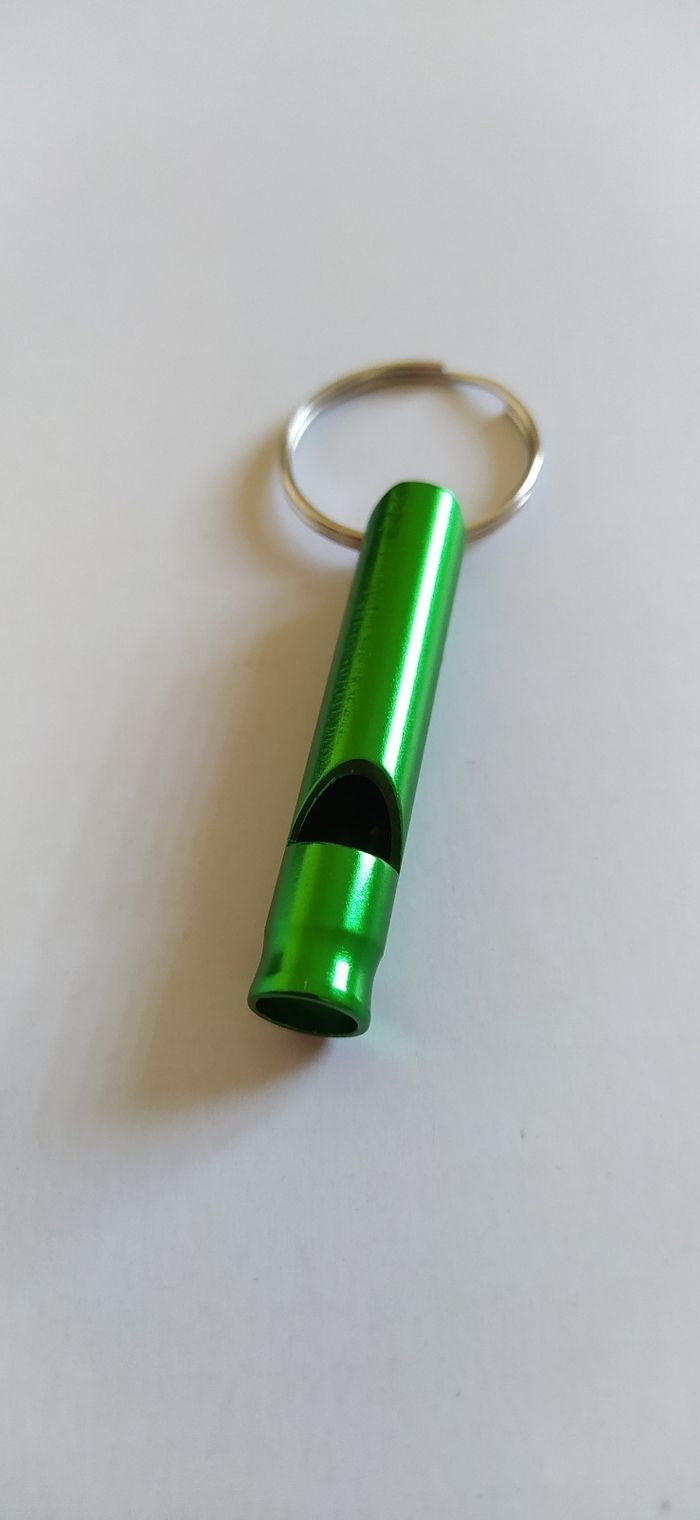 Sifflet vert porte clé de survie