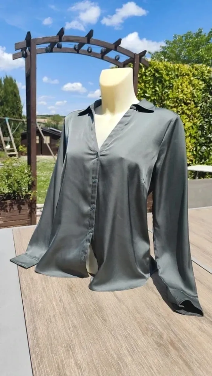 Chemise vert foncé satinée T38 - H&M - photo numéro 2