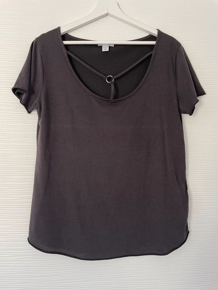 Haut t-shirt noir gris foncé fluide léger uni col rond à brides manches courtes décolleté