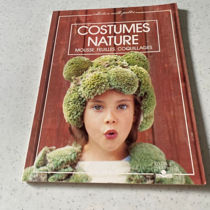 Livre costumes nature mousse coquilles feuilles