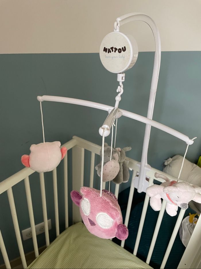 Mobile bébé avec boîte à musique