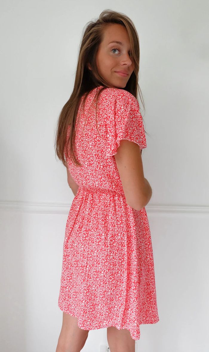🌟 Robe rouge et blanche à fleurs - photo numéro 2