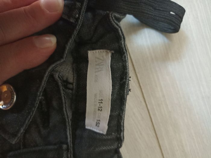 A vendre Jeans, cargo et jupe salopette, entre 9 et 13 ans a vendre - photo numéro 3